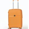Een compacte oranje Daisy handbagagekoffer maat S op een witte achtergrond. Deze hardcase van polypropyleen heeft een golvend design, een uitgeschoven aluminium trekstang, een TSA-cijferslot en vier dubbele, stille zwenkwielen.