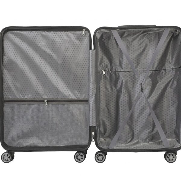 Gevoerde binnenkant van een zwarte reiskoffer met pakriemen en ritsvak